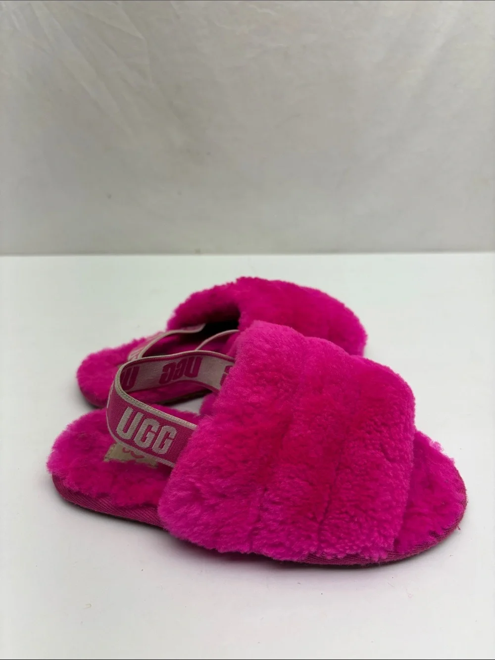 UGG fluffy slipper vibrant pink, SZ 11 for toddler girl, box 73
